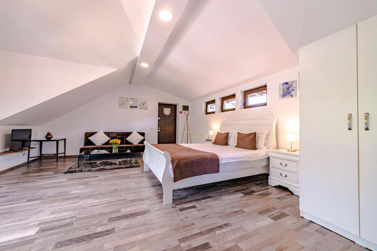 Yael Luxury 2 *